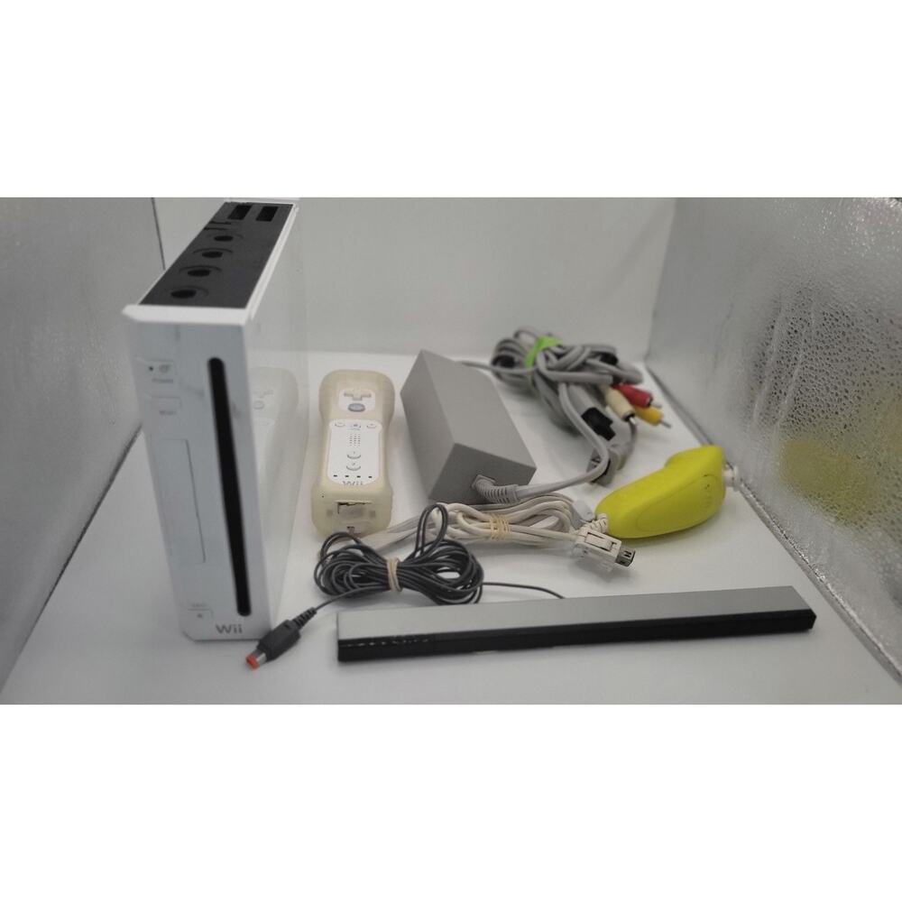 Nintendo Wii Console Bundle RVL-001 White OEM Cords Remote Nunchuk Tested...